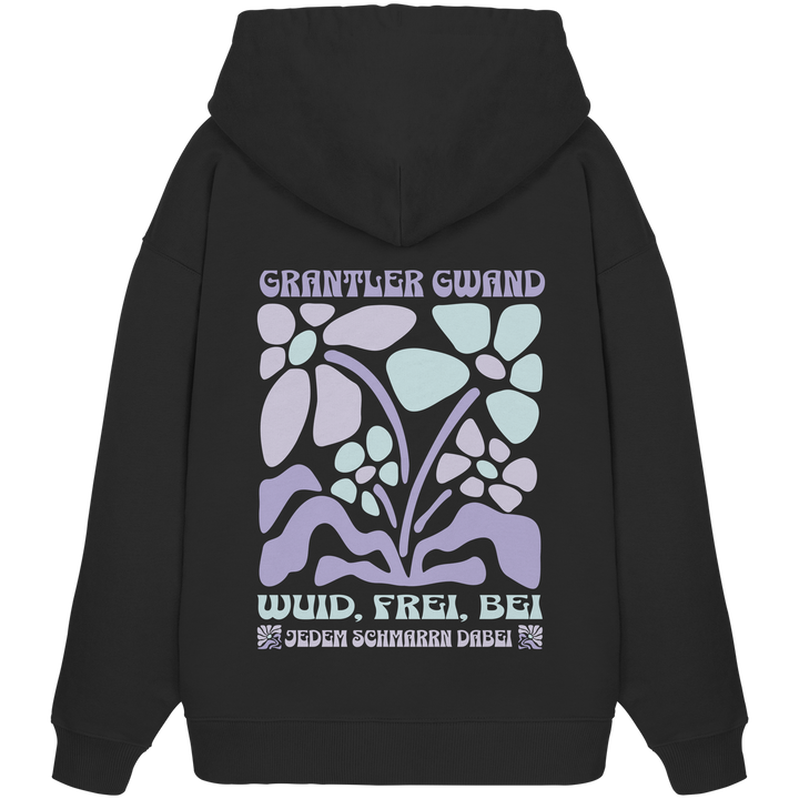 Schwarzer Oversize Hoodie mit großem Retro-Blumen-Backprint und dem bayerischen Schriftzug „Wuid, Frei, Bei Jedem Schmarrn Dabei“ von Grantler Gwand.