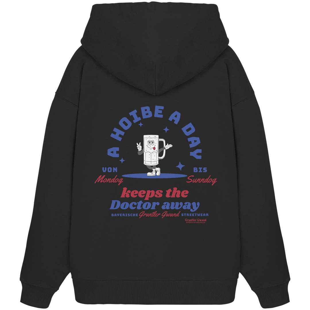 Schwarzer Oversize Hoodie mit Bierkrug-Illustration und Schriftzug "A Hoibe a Day keeps the Doctor away" im modernen bayerischen Streetwear-Design von Grantler Gwand.