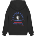 Schwarzer Oversize Hoodie mit Bierkrug-Illustration und Schriftzug "A Hoibe a Day keeps the Doctor away" im modernen bayerischen Streetwear-Design von Grantler Gwand.