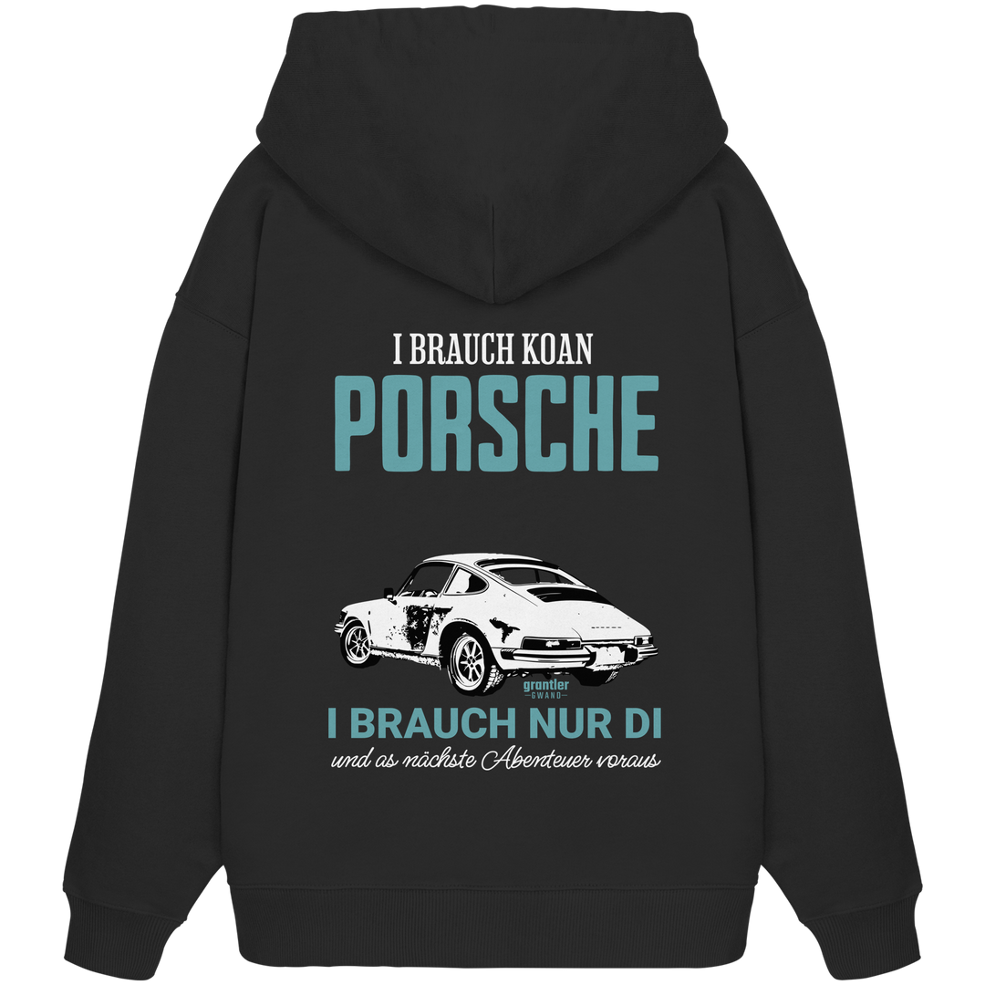 Schwarzer Oversize Hoodie mit großem Backprint, weißer Auto-Illustration und dem Schriftzug „I brauch koa Porsche“ sowie „I brauch nur di und als nächstes Abenteuer voraus“ in Blau und Weiß.
