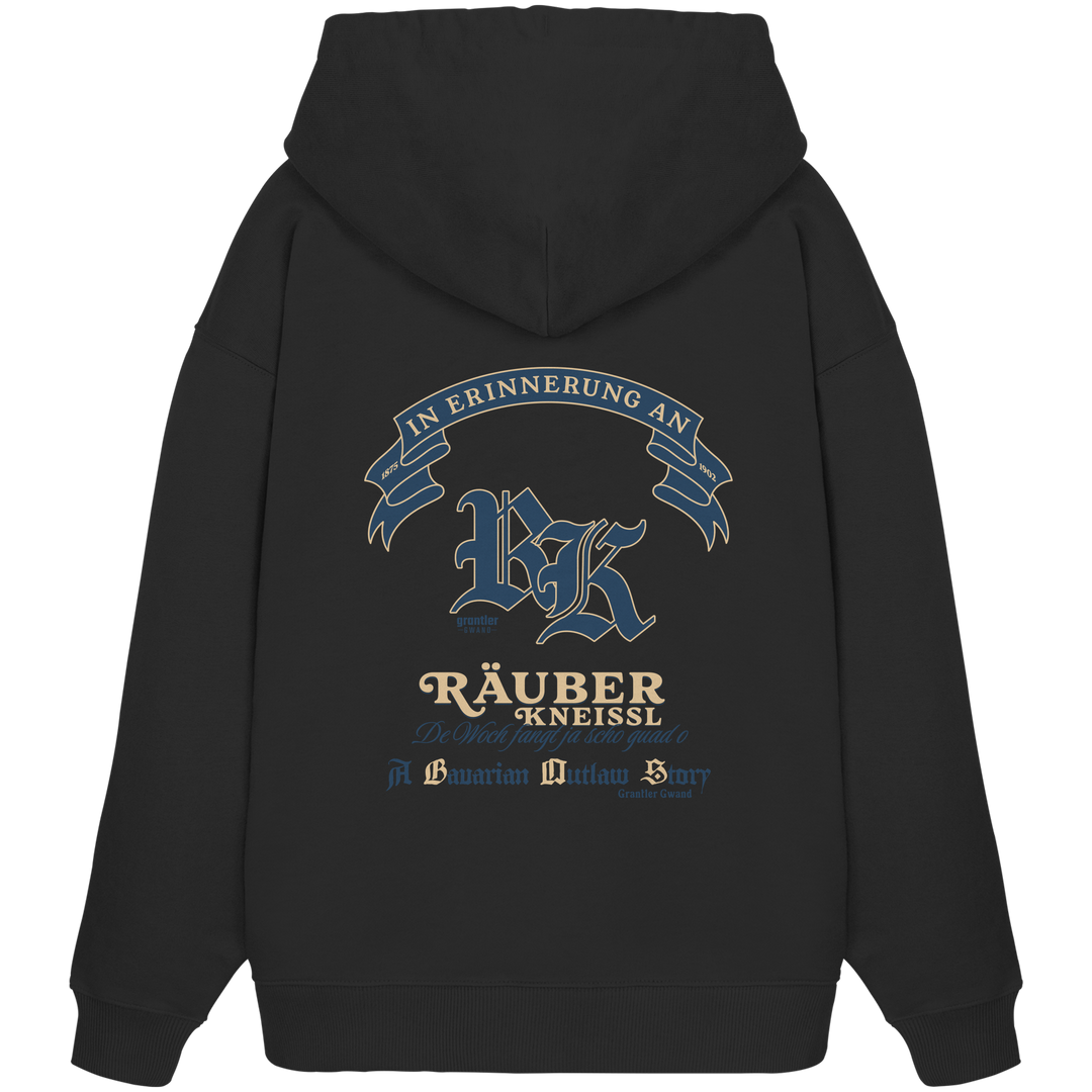 Schwarzer Oversize Hoodie mit großem „Räuber Kneißl“-Backprint in Blau und Beige sowie historischen Schriftzügen im modernen Streetwear-Stil.