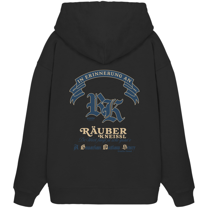 Schwarzer Oversize Hoodie mit großem „Räuber Kneißl“-Backprint in Blau und Beige sowie historischen Schriftzügen im modernen Streetwear-Stil.