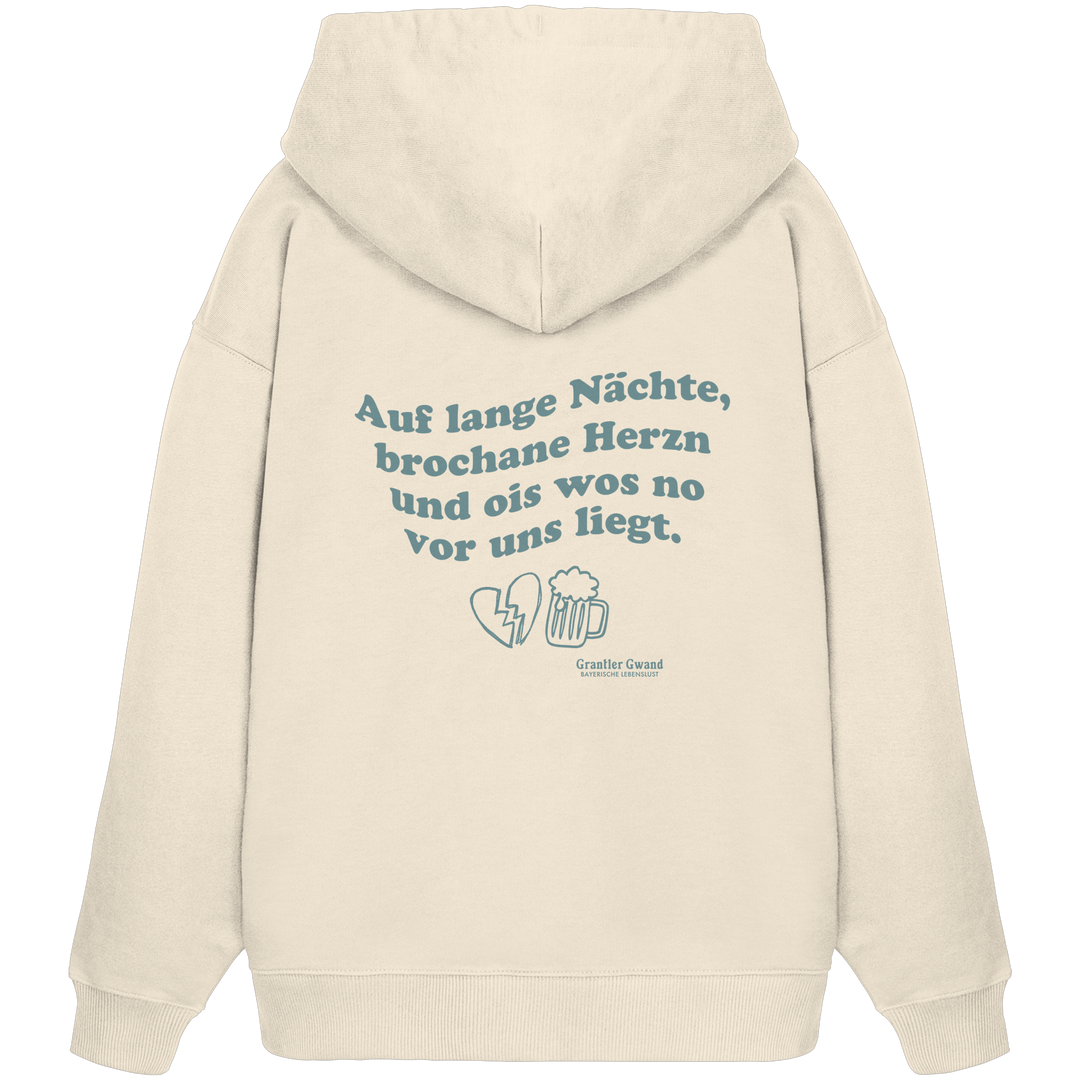 Beiger, schwerer Oversize Hoodie mit grünem Rückendruck „auf lange Nächte“ im Vintage-Look von Grantler Gwand aus hochwertiger Bio-Baumwolle.