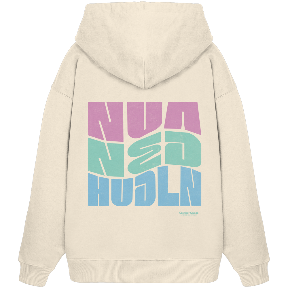 Naturfarbener Oversize Hoodie mit großem Backprint „Nua Ned Hudla“ in moderner Typografie in Blau, Türkis und Rot von Grantler Gwand.