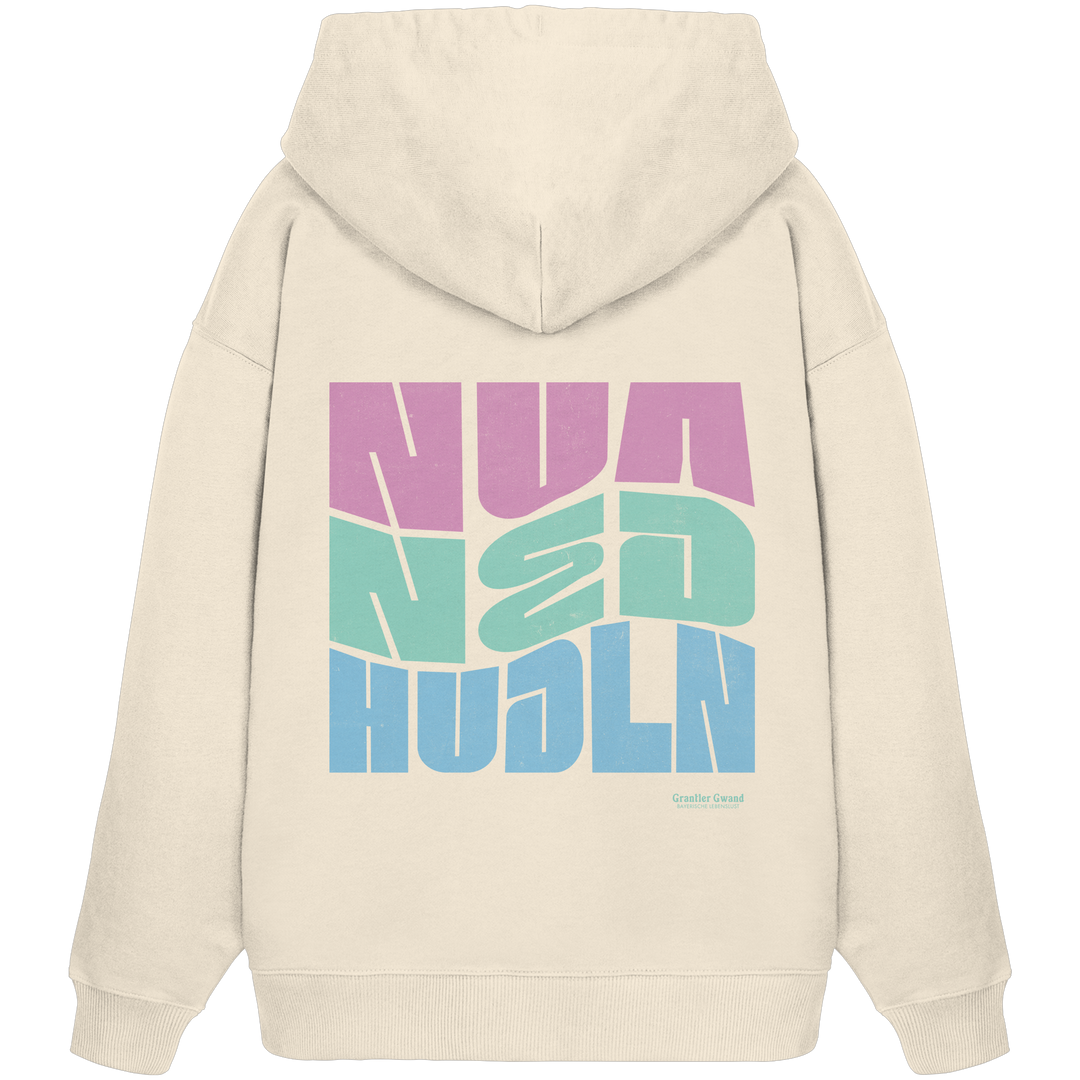 Naturfarbener Oversize Hoodie mit großem Backprint „Nua Ned Hudla“ in moderner Typografie in Blau, Türkis und Rot von Grantler Gwand.