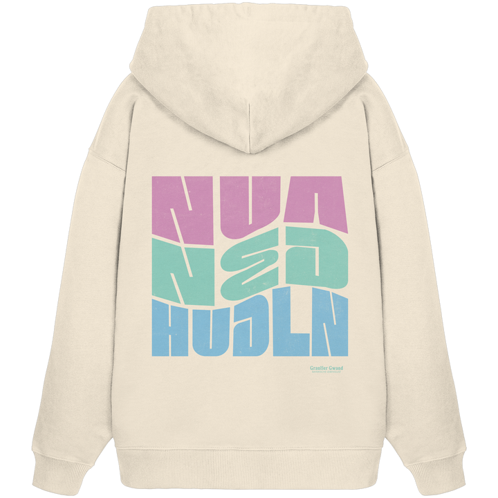 Naturfarbener Oversize Hoodie mit großem Backprint „Nua Ned Hudla“ in moderner Typografie in Blau, Türkis und Rot von Grantler Gwand.