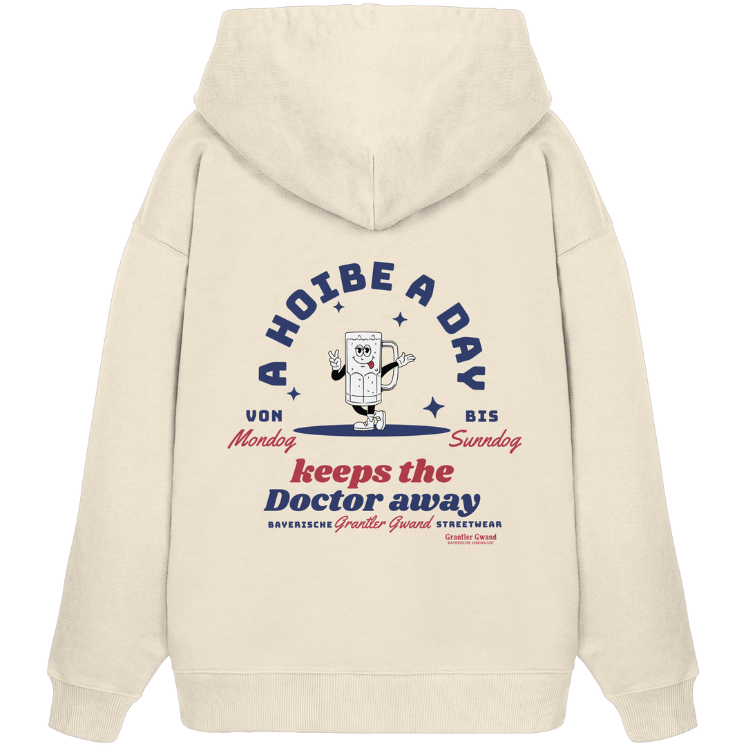 Naturfarbener Oversize Hoodie mit großem Backprint „A Hoibe A Day keeps the Doctor away“, Bierkrug-Motiv sowie den Schriftzügen „Von Mondog bis Sunndog“ von Grantler Gwand.