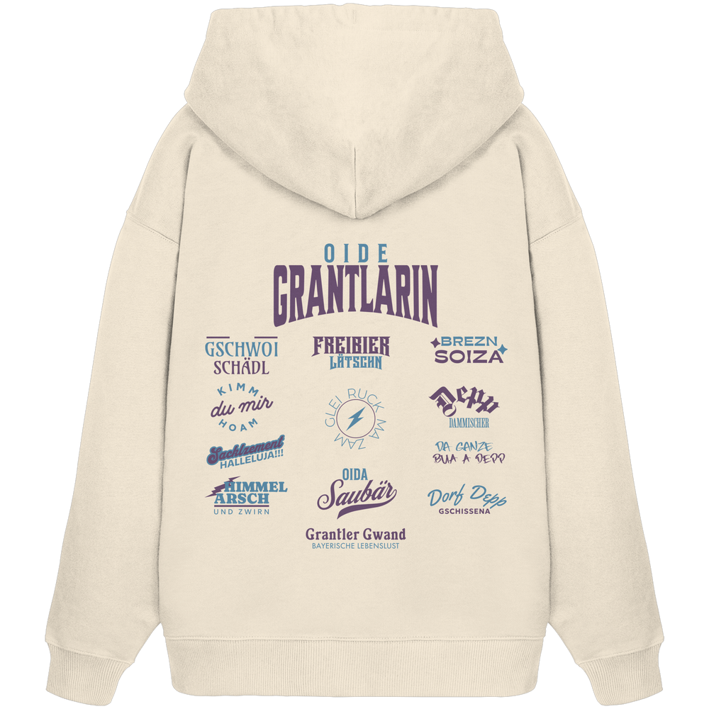 Naturfarbener Oversize Hoodie mit großem Backprint „Oide Grantlarin“ und verschiedenen bayerischen Dialektbegriffen wie Gschwoi Schädl, Freibier Låtschn, Brezn Soiza, Oida Saubär und Dorf Depp von Grantler Gwand.