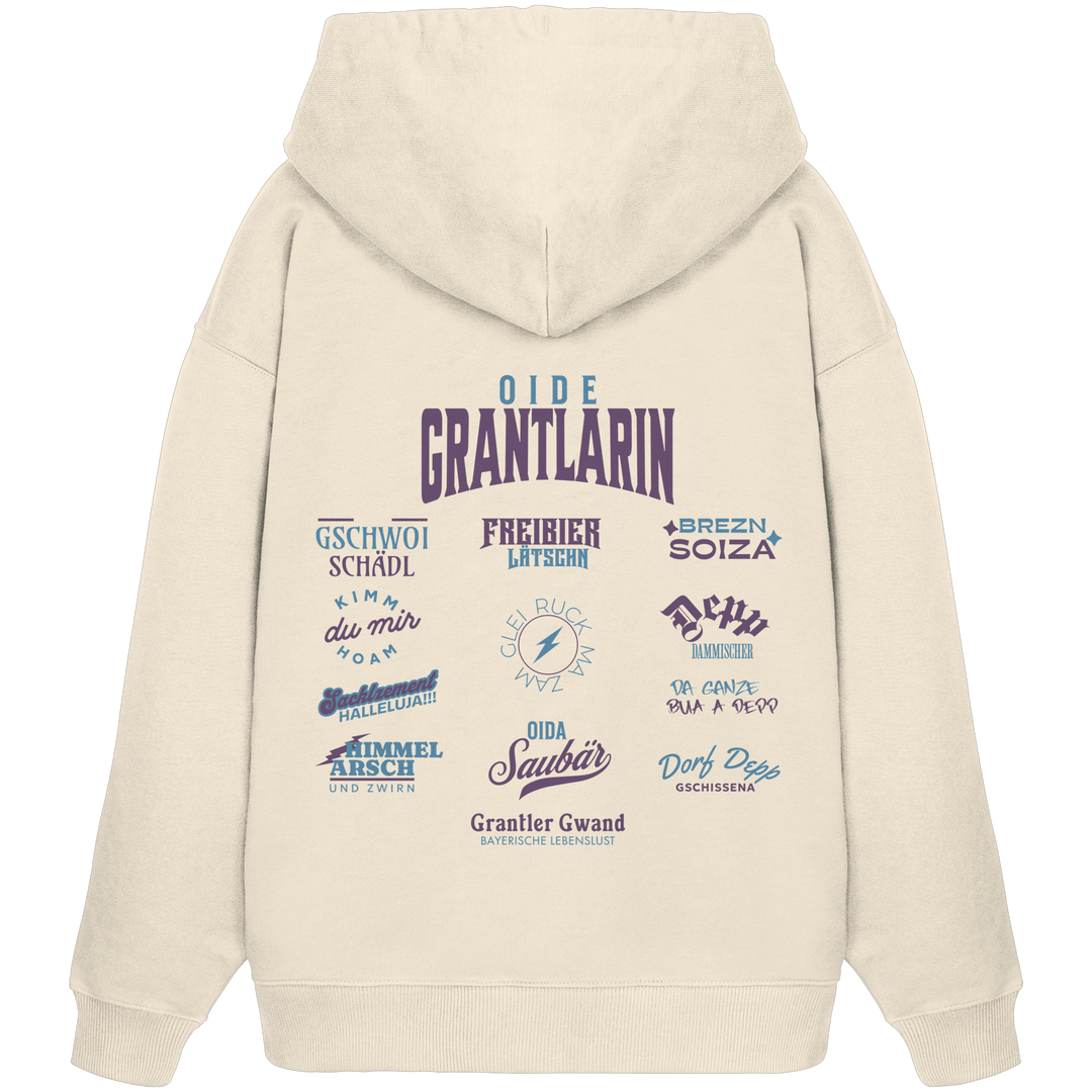 Naturfarbener Oversize Hoodie mit großem Backprint „Oide Grantlarin“ und verschiedenen bayerischen Dialektbegriffen wie Gschwoi Schädl, Freibier Låtschn, Brezn Soiza, Oida Saubär und Dorf Depp von Grantler Gwand.