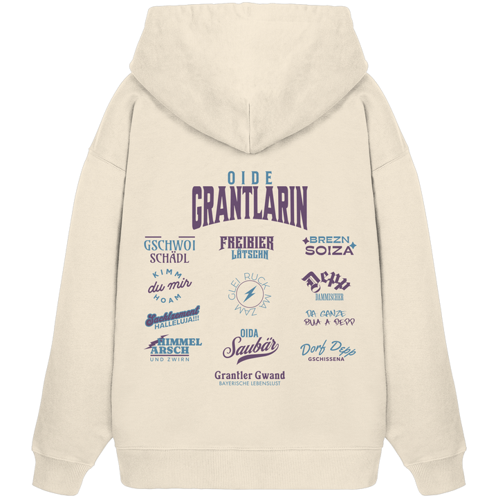 Naturfarbener Oversize Hoodie mit großem Backprint „Oide Grantlarin“ und verschiedenen bayerischen Dialektbegriffen wie Gschwoi Schädl, Freibier Låtschn, Brezn Soiza, Oida Saubär und Dorf Depp von Grantler Gwand.
