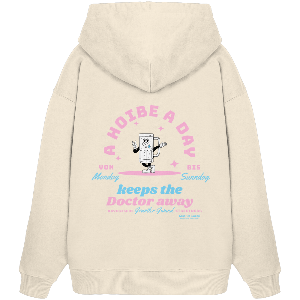 Naturfarbener Oversize Hoodie mit großem Backprint „A Hoibe A Day keeps the Doctor away“, Bierkrug-Motiv sowie den Schriftzügen „Von Mondog bis Sunndog“ von Grantler Gwand.