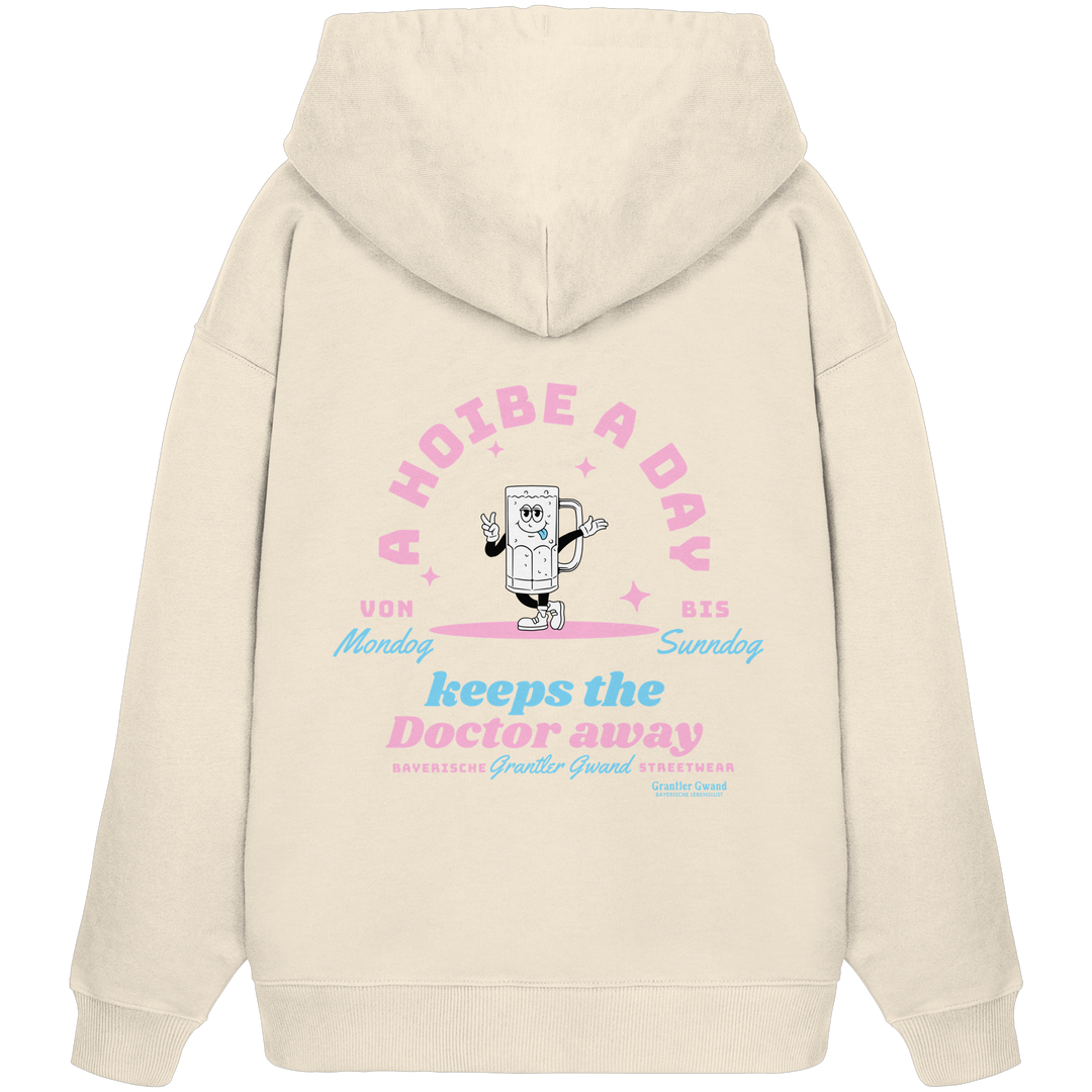 Naturfarbener Oversize Hoodie mit großem Backprint „A Hoibe A Day keeps the Doctor away“, Bierkrug-Motiv sowie den Schriftzügen „Von Mondog bis Sunndog“ von Grantler Gwand.