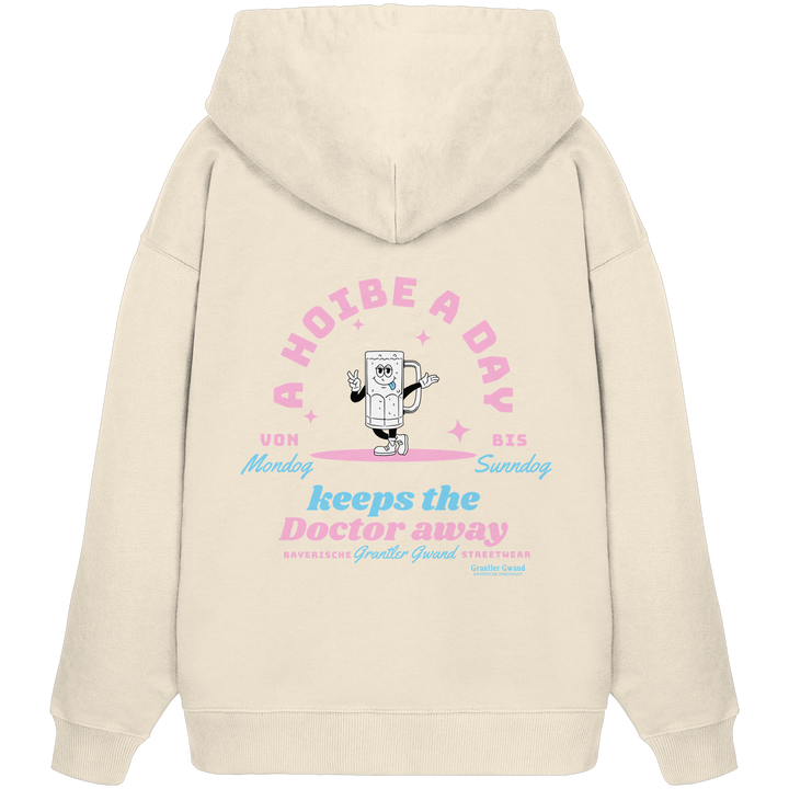 Naturfarbener Oversize Hoodie mit großem Backprint „A Hoibe A Day keeps the Doctor away“, Bierkrug-Motiv sowie den Schriftzügen „Von Mondog bis Sunndog“ von Grantler Gwand.