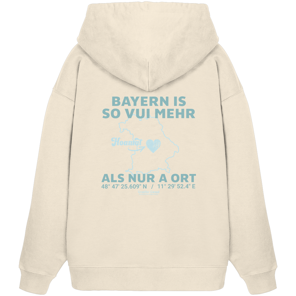 Cremefarbener Oversize Hoodie in schwerer Qualität von Grantler Gwand mit grünem Backprint „Bayern im Herzen“ und Bayern-Silhouette – bayerischer Streetwear Hoodie im Oversize-Schnitt.
