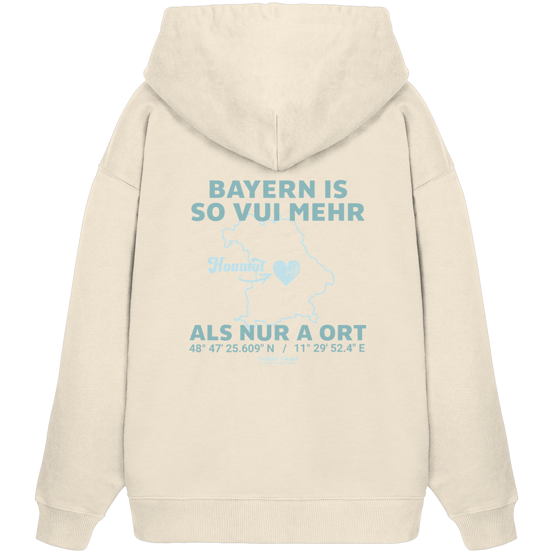 Cremefarbener Oversize Hoodie in schwerer Qualität von Grantler Gwand mit grünem Backprint „Bayern im Herzen“ und Bayern-Silhouette – bayerischer Streetwear Hoodie im Oversize-Schnitt.