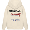 Beiger Oversize-Hoodie mit großem Backprint „Who The Fuck Is Rosi?“ im humorvollen Typografie-Design. Moderner bayerischer Streetwear-Hoodie für Volksfest, Biergarten und gesellige Abende. Extra schwerer Premium-Hoodie, designed und bedruckt in Bayern von Grantler Gwand.