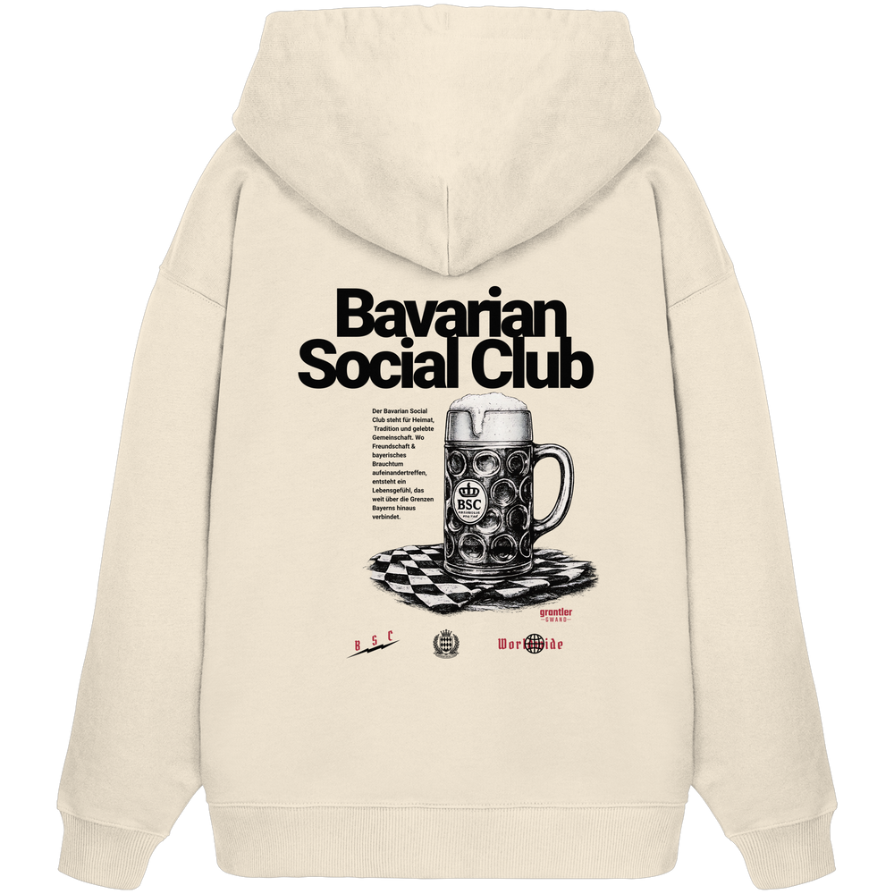 Naturfarbener Oversize Hoodie mit großem Bavarian Social Club Backprint, historischem Maßkrug-Motiv und modernem bayerischen Streetwear-Design.