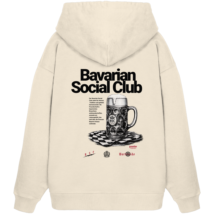 Naturfarbener Oversize Hoodie mit großem Bavarian Social Club Backprint, historischem Maßkrug-Motiv und modernem bayerischen Streetwear-Design.
