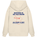 Cremefarbener Oversize Hoodie von Grantler Gwand mit blauem Backprint „Bayern is so vui mehr als nur a Ort“, Herzsymbol und Bayern-Silhouette – bayerischer Streetwear Hoodie.