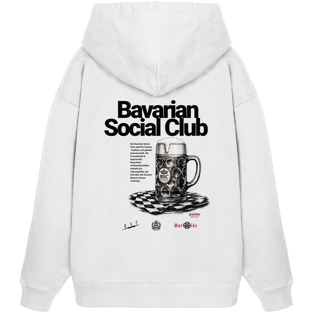 Weißer Oversize Hoodie mit großem Bavarian Social Club Backprint, historischem Maßkrug-Motiv und modernem bayerischen Streetwear-Design.