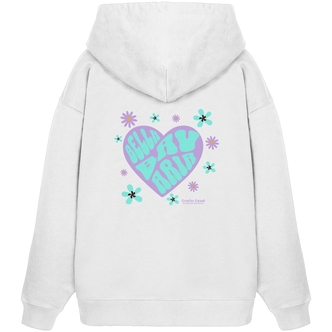 Weißer Oversize Hoodie mit großem Herz-Backprint in Lila und Mint, floralen Elementen und dem Schriftzug „Bavarian Maria“ im Retro-Stil. Designed &amp; bedruckt in Bayern.