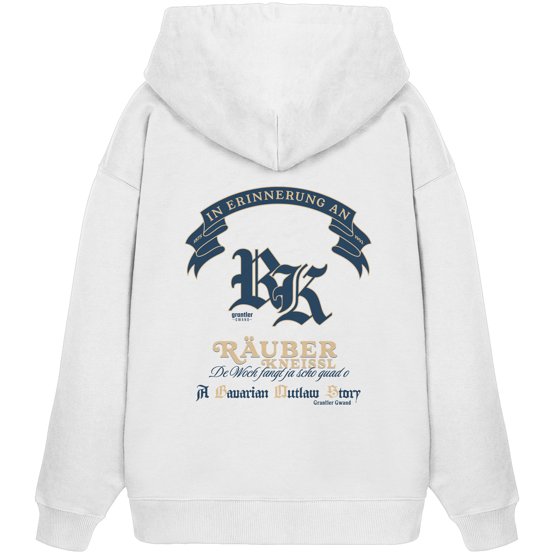 Weißer Oversize Hoodie mit großem „Räuber Kneißl“-Backprint in Blau und Beige sowie historischen Schriftzügen im modernen Streetwear-Stil.