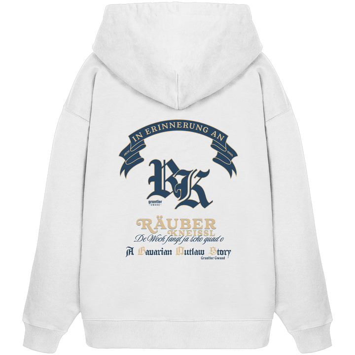 Weißer Oversize Hoodie mit großem „Räuber Kneißl“-Backprint in Blau und Beige sowie historischen Schriftzügen im modernen Streetwear-Stil.