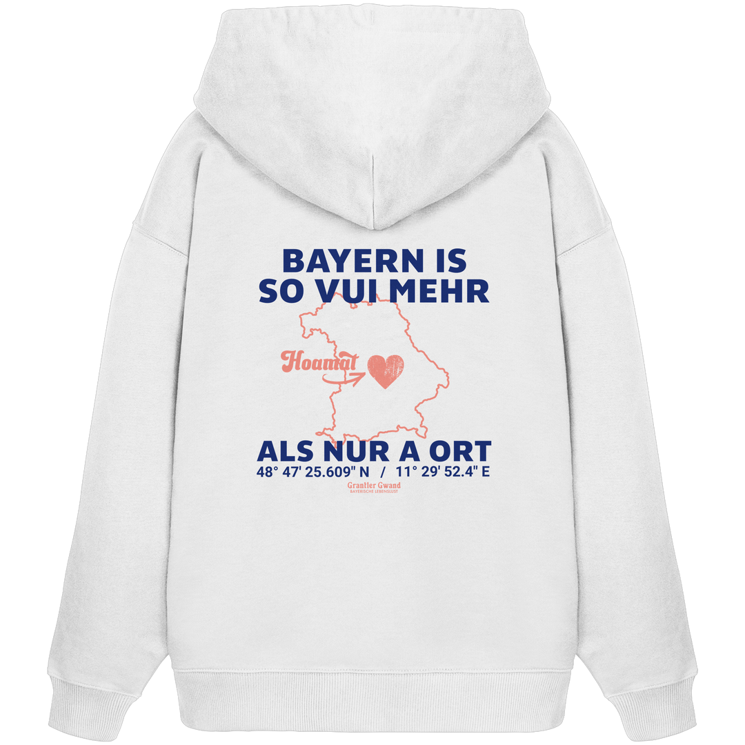 Weißer Oversize Hoodie von Grantler Gwand mit blauem Backprint „Bayern is so vui mehr als nur a Ort“, Herzsymbol und Bayern-Silhouette – bayerischer Streetwear Hoodie.