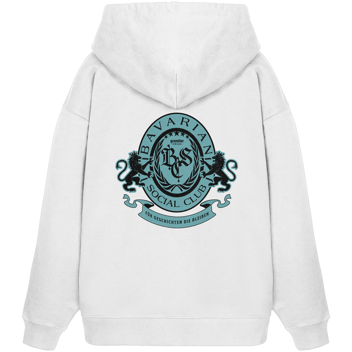 Weißer Oversize Hoodie mit großem mintfarben-schwarzem Bavarian Social Club Wappen auf dem Rücken, verziert mit Lorbeerkranz, Löwen und dem Schriftzug „Für Geschichten die bleiben“.