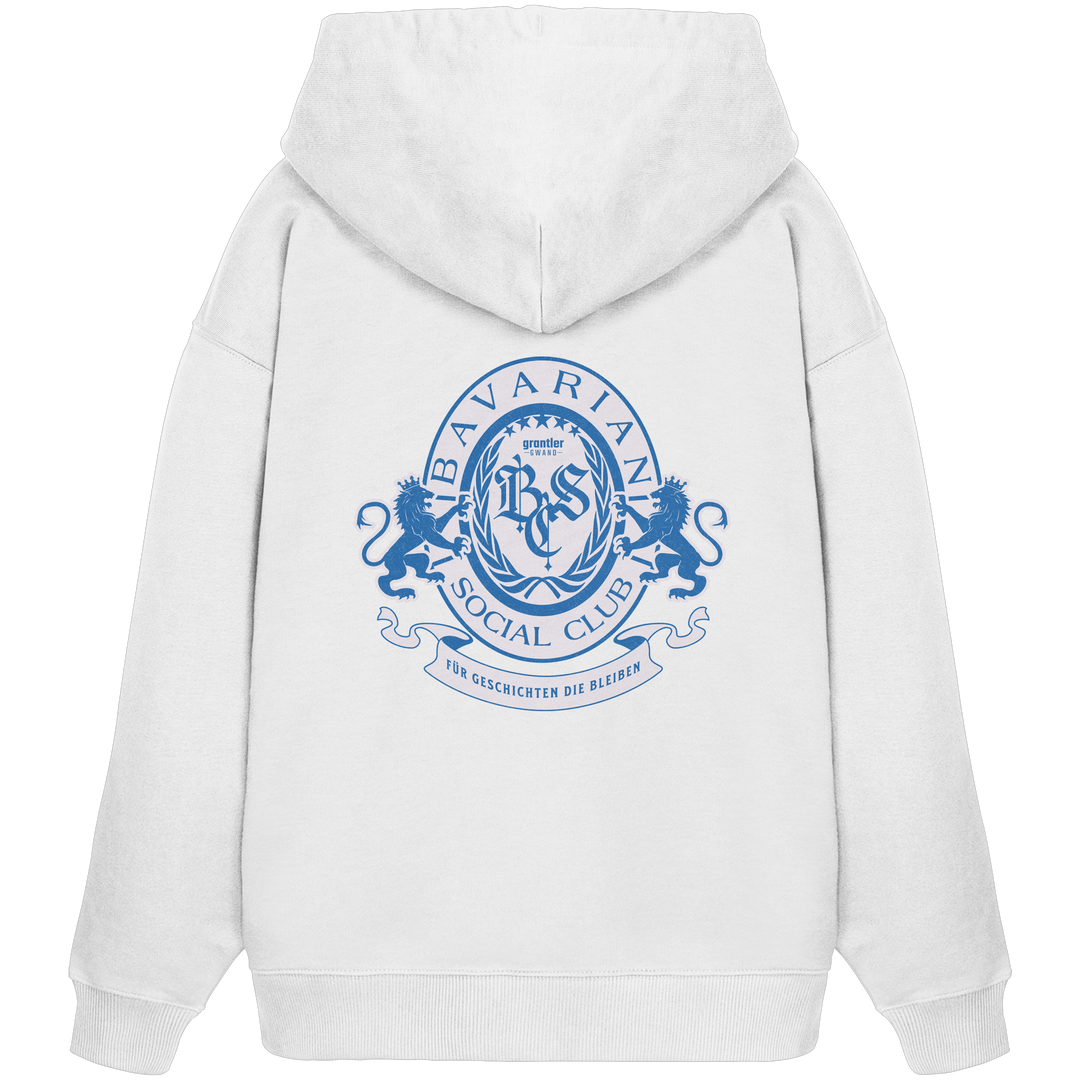 Weißer Oversize Hoodie mit großem blauen Bavarian Social Club Wappen auf dem Rücken, Lorbeerkranz, Löwen und hochwertigem bayerischen Streetwear-Design.