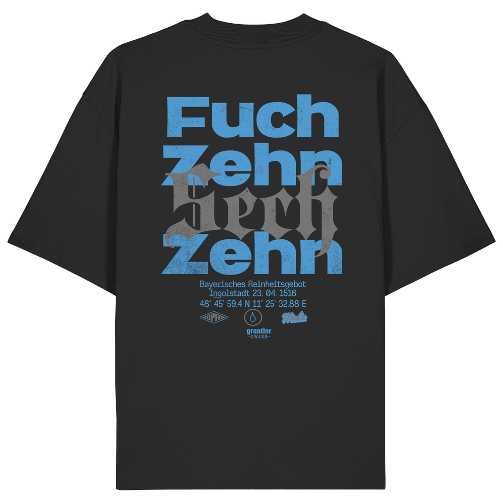 Schwarzes oversize Shirt mit großem typografischen Backprint „Fuchzehn“, modernen blauen und schwarzen Schriftzügen sowie Verweis auf das Bayerische Reinheitsgebot von 1516.