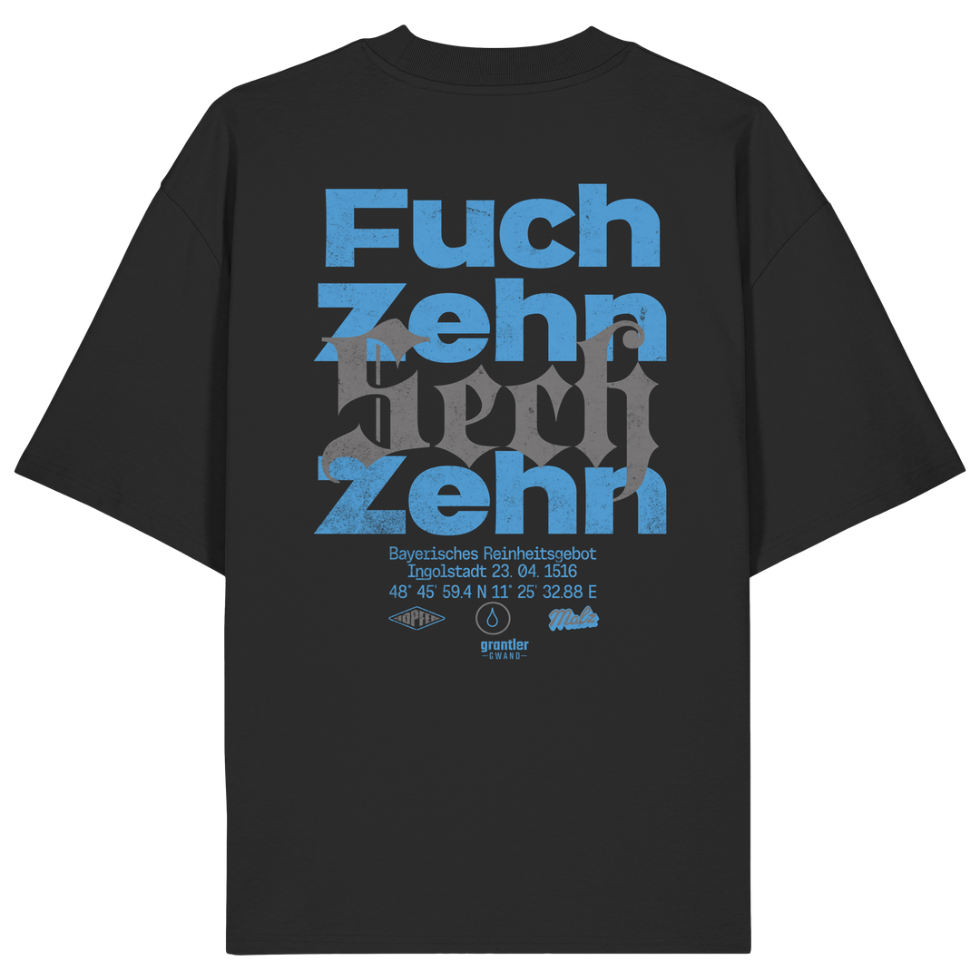 Schwarzes oversize Shirt mit großem typografischen Backprint „Fuchzehn“, modernen blauen und schwarzen Schriftzügen sowie Verweis auf das Bayerische Reinheitsgebot von 1516.