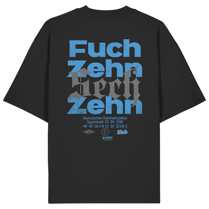 Schwarzes oversize Shirt mit großem typografischen Backprint „Fuchzehn“, modernen blauen und schwarzen Schriftzügen sowie Verweis auf das Bayerische Reinheitsgebot von 1516.