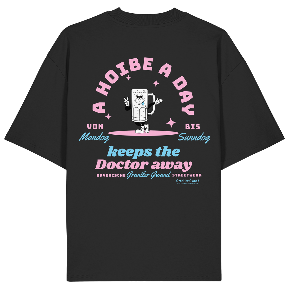Schwarzes Oversize Shirt mit großem Backprint „A Hoibe A Day keeps the Doctor away“, einem lächelnden Bierkrug und den Schriftzügen „Von Mondog bis Sunndog“ von Grantler Gwand.
