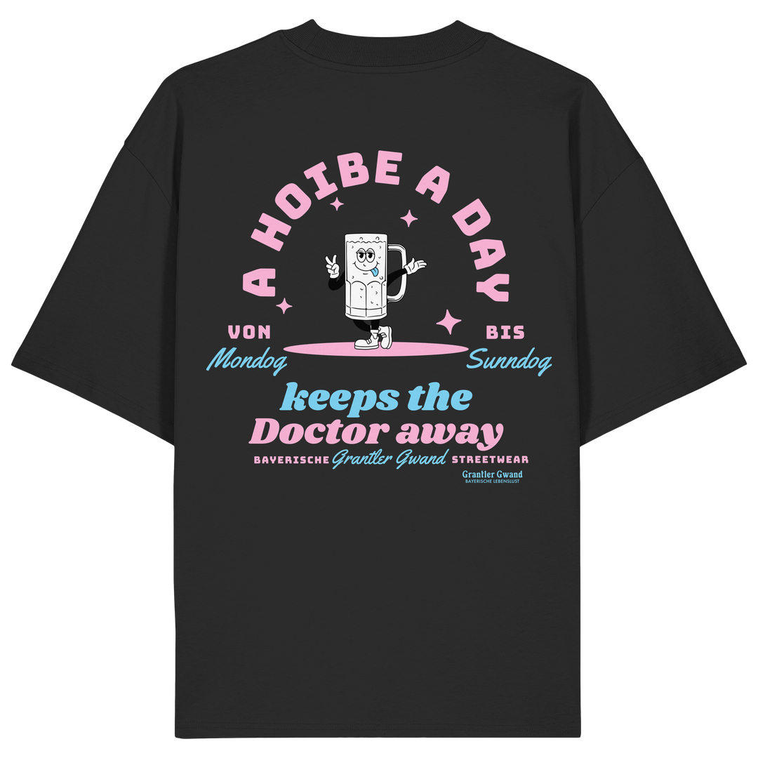 Schwarzes Oversize Shirt mit großem Backprint „A Hoibe A Day keeps the Doctor away“, einem lächelnden Bierkrug und den Schriftzügen „Von Mondog bis Sunndog“ von Grantler Gwand.