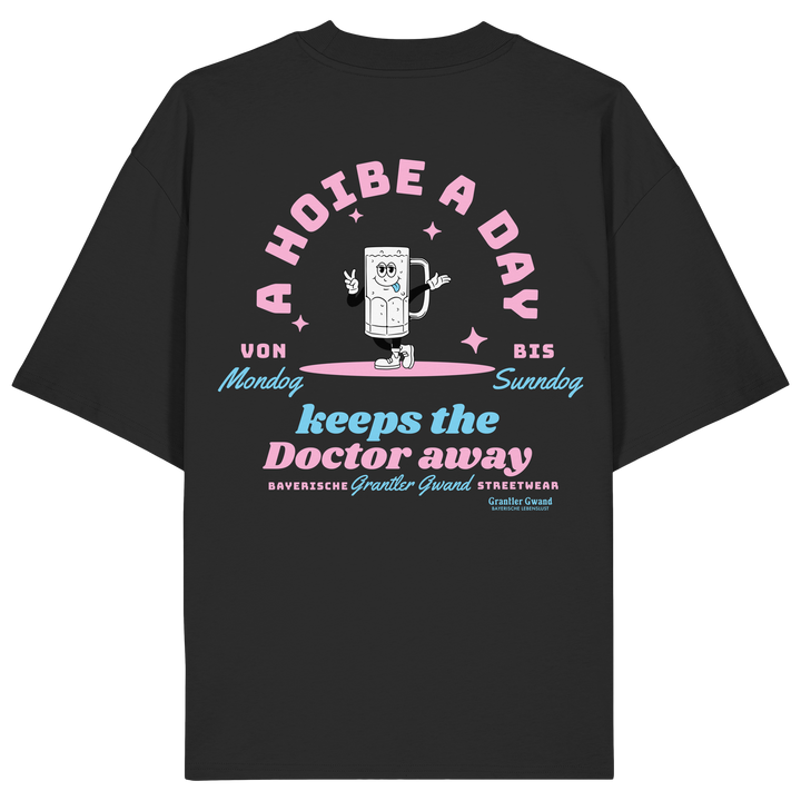 Schwarzes Oversize Shirt mit großem Backprint „A Hoibe A Day keeps the Doctor away“, einem lächelnden Bierkrug und den Schriftzügen „Von Mondog bis Sunndog“ von Grantler Gwand.