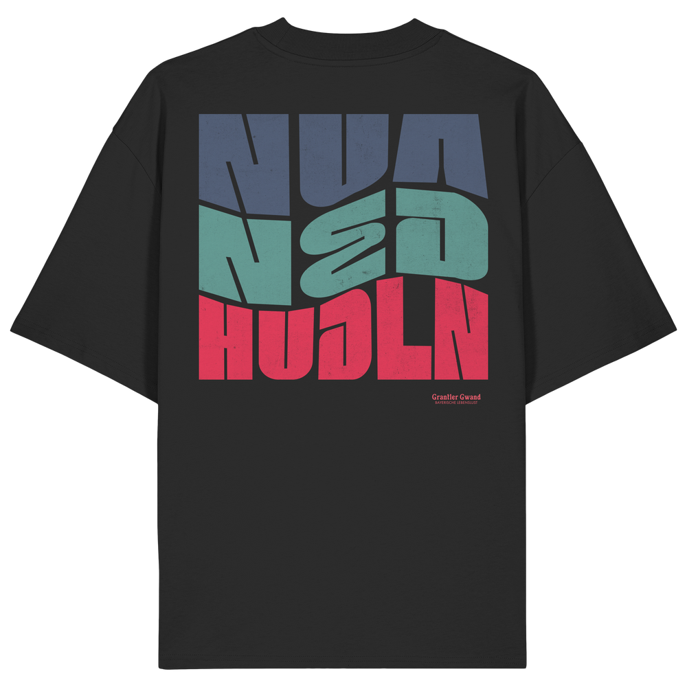 Schwarzes oversize Shirt mit großem Backprint „Nua Ned Hudln“ im modernen Retro-Typografie-Design von Grantler Gwand.