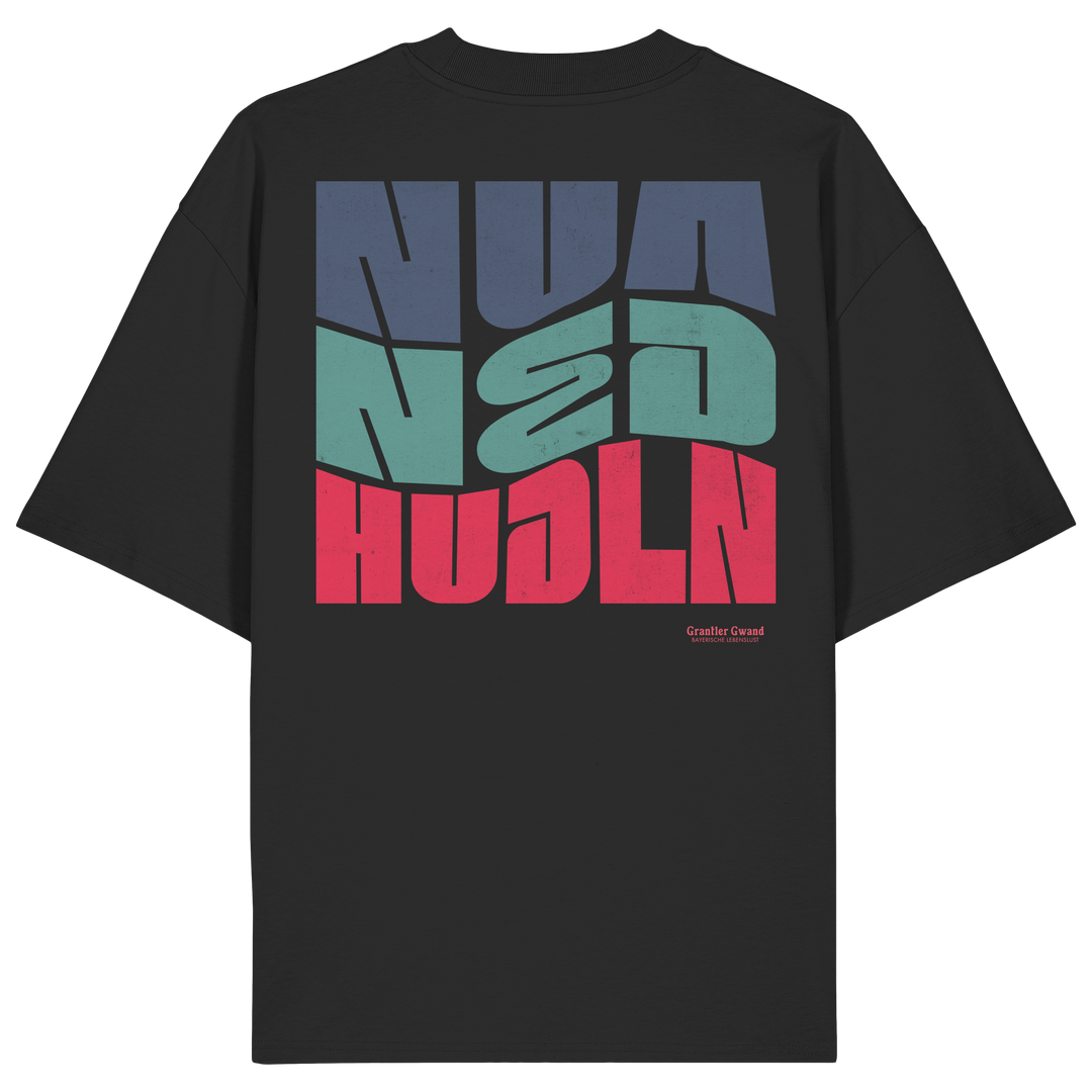 Schwarzes oversize Shirt mit großem Backprint „Nua Ned Hudln“ im modernen Retro-Typografie-Design von Grantler Gwand.