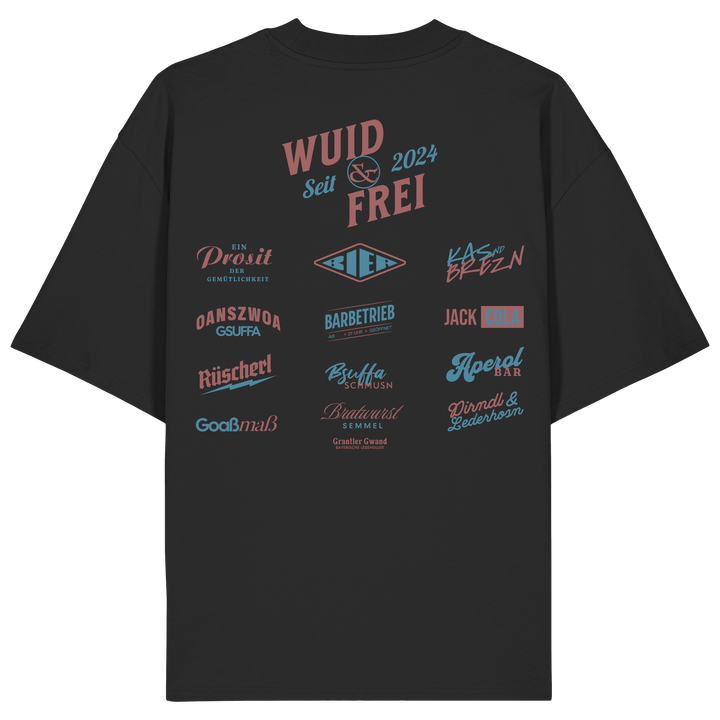 Schwarzes oversize Shirt mit großem Backprint „Wuid &amp; Frei seit 2024“ sowie verschiedenen bayerischen Typografie-Designs und Dialektbegriffen.