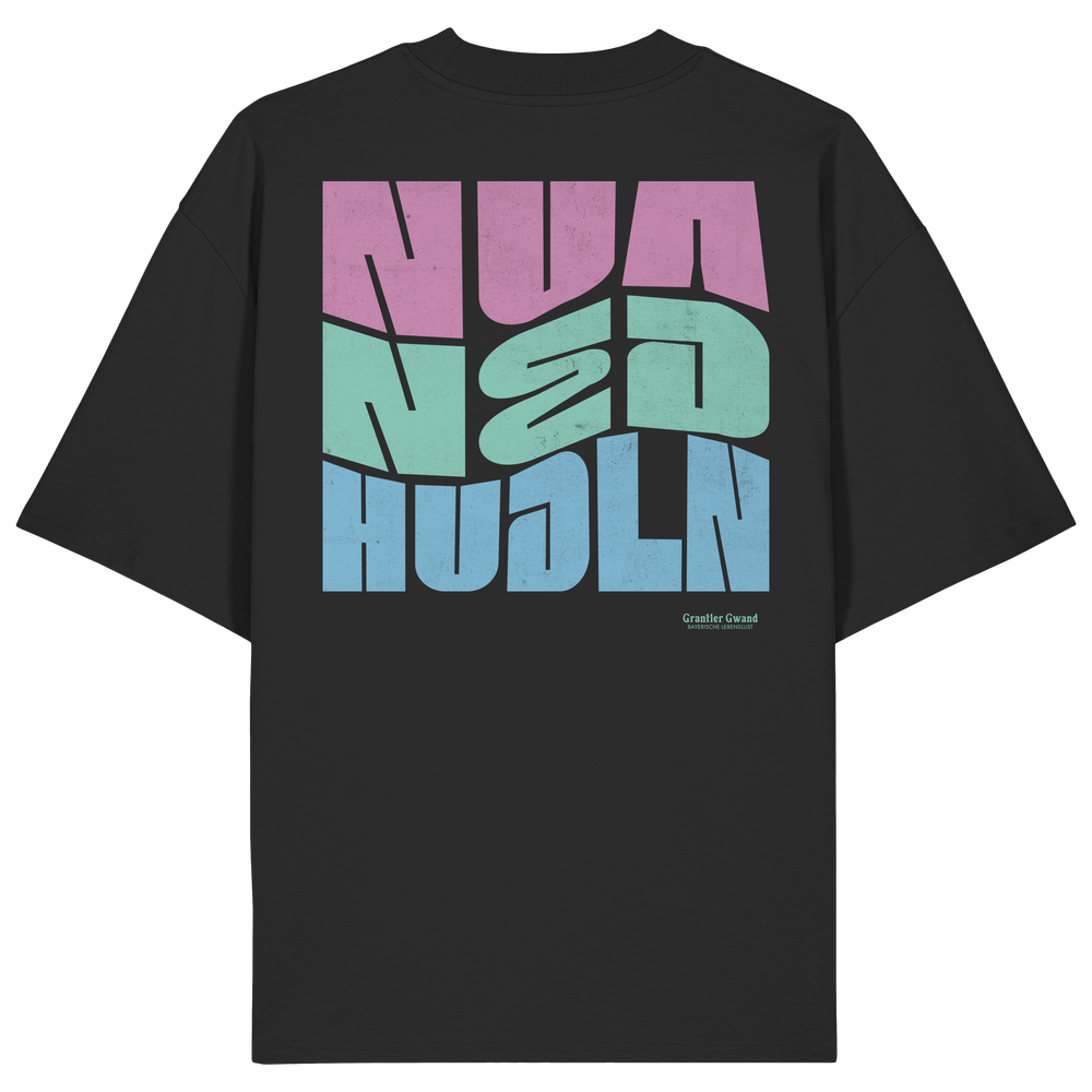 Schwarzes oversize Shirt mit großem Backprint „Nua Ned Hudln“ im modernen Retro-Typografie-Design von Grantler Gwand.