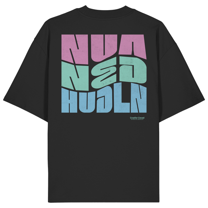 Schwarzes oversize Shirt mit großem Backprint „Nua Ned Hudln“ im modernen Retro-Typografie-Design von Grantler Gwand.