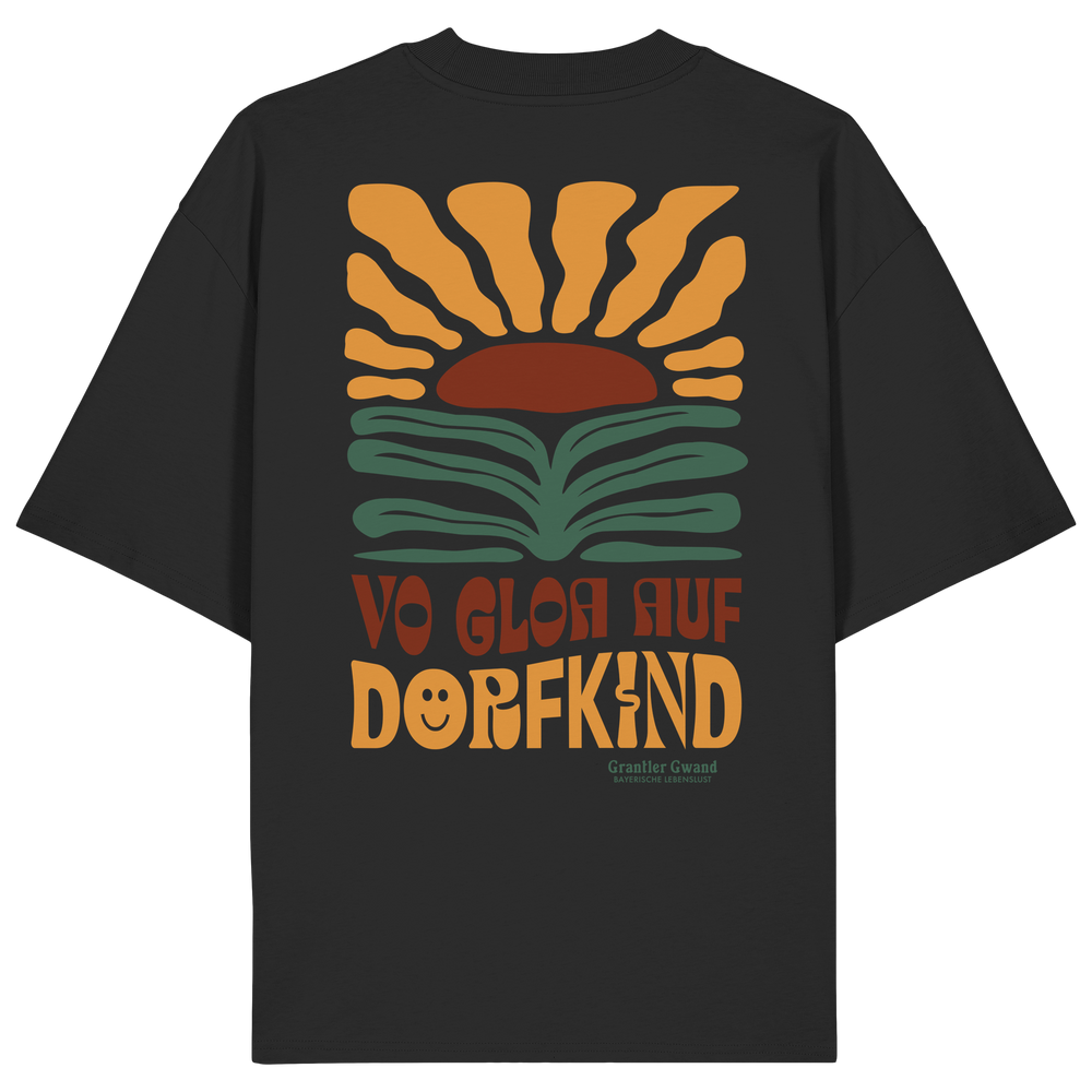 Schwarzes Shirt mit großem Retro-Backprint aus stilisierter Sonne und Landschaft sowie dem bayerischen Schriftzug „Vo Gloa auf Dorfkind“ in warmen Vintage-Farben.