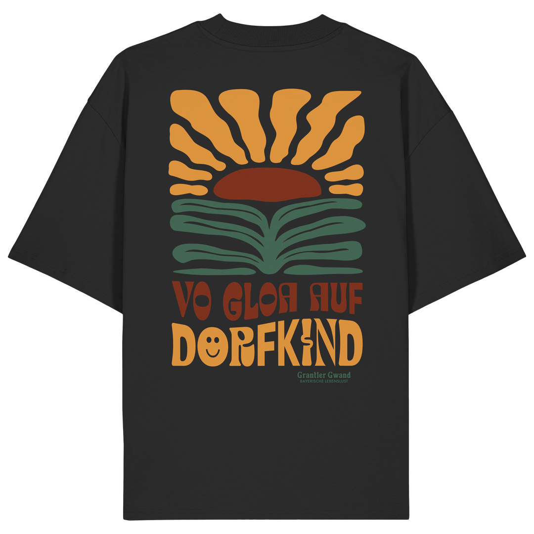 Schwarzes Shirt mit großem Retro-Backprint aus stilisierter Sonne und Landschaft sowie dem bayerischen Schriftzug „Vo Gloa auf Dorfkind“ in warmen Vintage-Farben.
