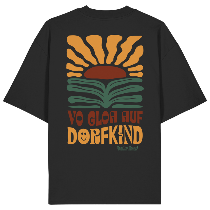 Schwarzes Shirt mit großem Retro-Backprint aus stilisierter Sonne und Landschaft sowie dem bayerischen Schriftzug „Vo Gloa auf Dorfkind“ in warmen Vintage-Farben.