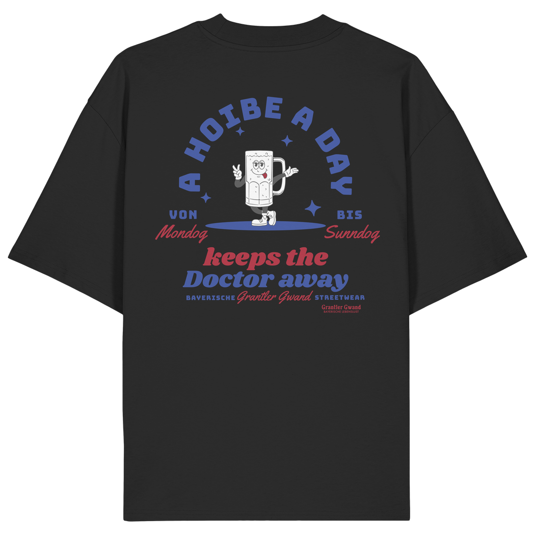 Schwarzes Oversize Shirt mit Bierkrug-Illustration und Schriftzug "A Hoibe a Day keeps the Doctor away" im modernen bayerischen Streetwear-Design von Grantler Gwand.