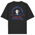 Schwarzes Oversize Shirt mit Bierkrug-Illustration und Schriftzug "A Hoibe a Day keeps the Doctor away" im modernen bayerischen Streetwear-Design von Grantler Gwand.