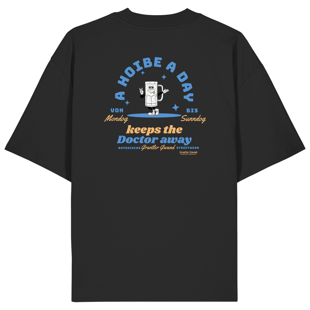 Schwarzes Oversize T-Shirt von Grantler Gwand mit Backprint „A Hoibe a Day keeps the Doctor away“, Bierkrug-Maskottchen im Retro-Design und hellblauen Details – bayerisches Streetwear Shirt aus Bio-Baumwolle.