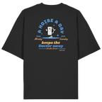 Schwarzes Oversize T-Shirt von Grantler Gwand mit Backprint „A Hoibe a Day keeps the Doctor away“, Bierkrug-Maskottchen im Retro-Design und hellblauen Details – bayerisches Streetwear Shirt aus Bio-Baumwolle.