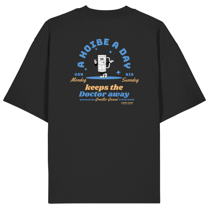 Schwarzes Oversize T-Shirt von Grantler Gwand mit Backprint „A Hoibe a Day keeps the Doctor away“, Bierkrug-Maskottchen im Retro-Design und hellblauen Details – bayerisches Streetwear Shirt aus Bio-Baumwolle.