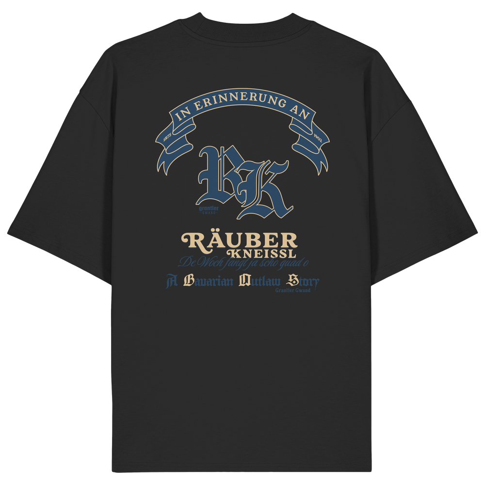 Schwarzes Oversize T-Shirt mit großem „Räuber Kneißl“-Backprint in Blau und Beige sowie historischen Schriftzügen im modernen Streetwear-Design.